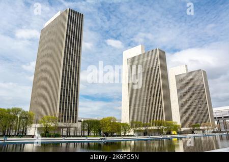 Albany, New York, États-Unis d'Amérique – 26 avril 2017. Bâtiments de l'agence 2 à 4 au complexe Empire State Plaza à Albany, New York. Les trois 23-sto Banque D'Images