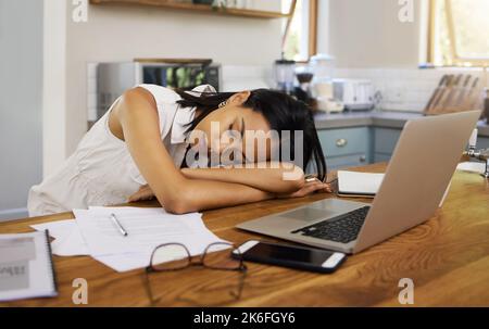 Dormant, dormante et femme d'affaires fatiguée épuisée après les heures de travail de bureau à domicile, les heures supplémentaires et sans sommeil ou la santé mentale. Surtravaillé, somnolent et Banque D'Images