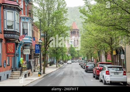 Jim Thorpe, Pennsylvanie, États-Unis d'Amérique – 1 mai 2017. Vue sur Broadway à Jim Thorpe, PA. Vue sur la tour historique de l'horloge, wi Banque D'Images