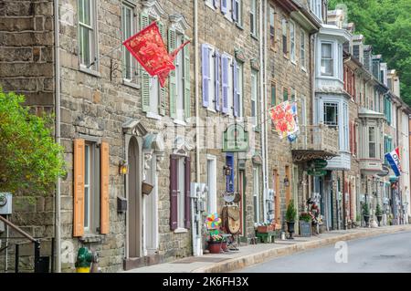 Jim Thorpe, Pennsylvanie, États-Unis d'Amérique – 1 mai 2017. Maisons de trois étages de l'historique Stone Row sur la rue Race, à Jim Thorpe, en Pennsylvanie. ASA P Banque D'Images