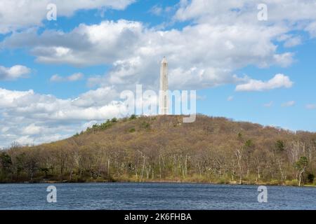 High point State Park, New Jersey, États-Unis d'Amérique – 2 mai 2017. Vue vers le monument de High point à travers le lac Marcia dans le New Jersey, États-Unis. Banque D'Images