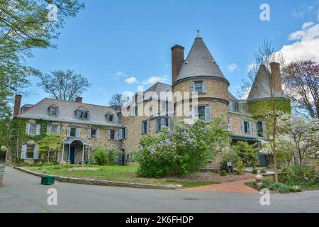 Milford, Pennsylvanie, États-Unis d'Amérique – 2 mai 2017. Maison de style château français du lieu historique national des Gray Towers à Milford, en Pennsylvanie. SLA Banque D'Images
