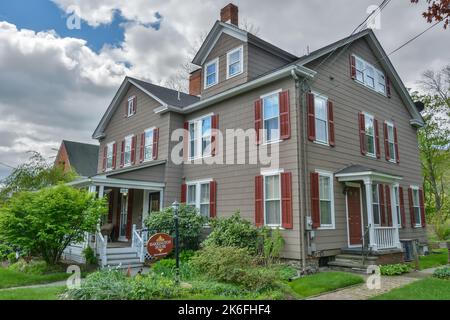 Milford, Pennsylvanie, États-Unis d'Amérique – 3 mai 2017. Harrington House, une maison victorienne magnifiquement entretenue actuellement utilisée comme B&B, at Banque D'Images