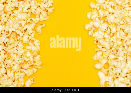 En-cas, pop-corn sucré et pop-corn salé avec espace vide sur fond jaune. Banque D'Images