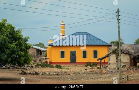 Bâtiments africains traditionnels fabriqués à partir d'argile et de paille dans le village du Ghana, Afrique de l'Ouest Banque D'Images