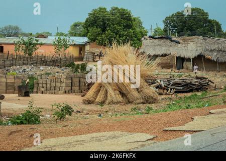 Bâtiments africains traditionnels fabriqués à partir d'argile et de paille dans le village du Ghana, Afrique de l'Ouest Banque D'Images