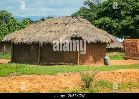 Bâtiments africains traditionnels fabriqués à partir d'argile et de paille dans le village du Ghana, Afrique de l'Ouest Banque D'Images