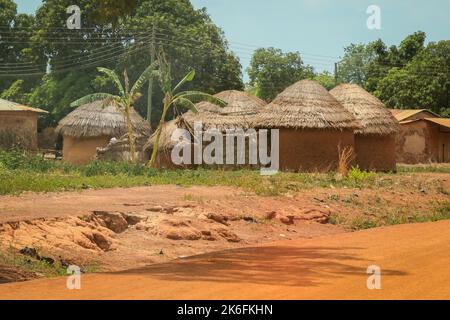 Bâtiments africains traditionnels fabriqués à partir d'argile et de paille dans le village du Ghana, Afrique de l'Ouest Banque D'Images