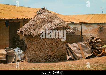 Bâtiments africains traditionnels fabriqués à partir d'argile et de paille dans le village du Ghana, Afrique de l'Ouest Banque D'Images