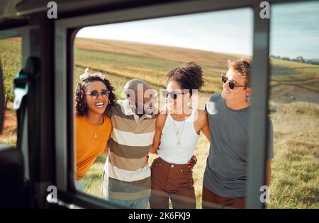 Amis, groupe et heureux sur la route voyage en voiture dans la nature par colline en été. Diversité, homme et femme avec des lunettes de soleil en voyage, en vacances ou en vacances Banque D'Images