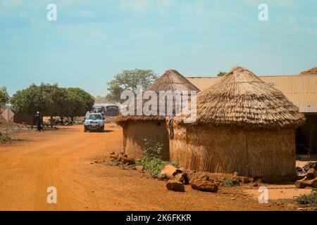 Bâtiments africains traditionnels fabriqués à partir d'argile et de paille dans le village du Ghana, Afrique de l'Ouest Banque D'Images