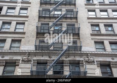 New York, États-Unis d'Amérique – 6 mai 2017. Façade du 5 West 19th Street avec escalier d'évacuation. Il est situé entre Fifth Ave. Banque D'Images