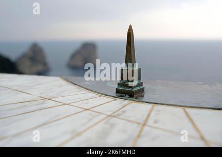 Cadran solaire sur Capri, Italie, avec la mer en arrière-plan Banque D'Images