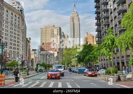 New York, États-Unis d'Amérique – 8 mai 2017. Vue sur la 5th Avenue à son intersection avec Broadway et West 24th Street, à Manhattan, ne Banque D'Images