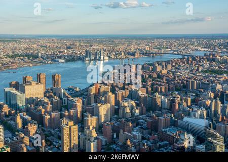 New York, États-Unis d'Amérique – 8 mai 2017. Vue aérienne sur les quartiers de Kips Bay, Murray Hill, Tudor et Medical City de Manhattan, au nord-est Banque D'Images