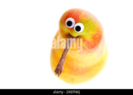 Gros plan d'un adorable personnage de fruit à la poire avec des yeux godiants ressemblant à un kiwi isolé sur fond blanc avec espace de copie. Banque D'Images