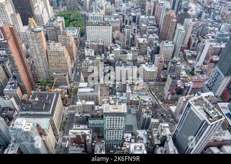 New York, États-Unis d'Amérique – 8 mai 2017. Vue sur les gratte-ciels du quartier Midtown de Manhattan à New York, entre 6th AV Banque D'Images