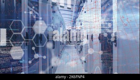 Illustration des équations mathématiques et du traitement des données dans la salle des serveurs Banque D'Images
