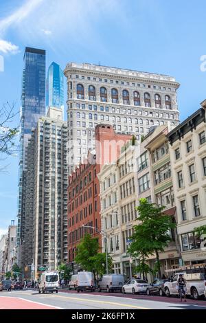 New York, États-Unis d'Amérique – 9 mai 2017. Vue sur la E 23rd Street à Manhattan, New York, vers le Flatiron Building, Madison GR Banque D'Images