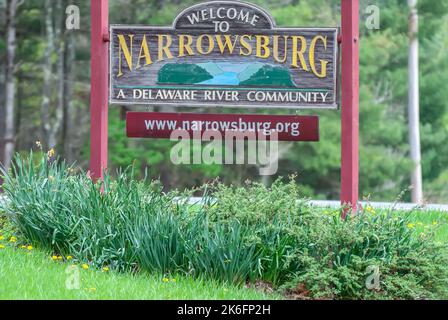 Narrowsburg, New York, États-Unis d'Amérique – 29 avril 2017. Bienvenue au panneau de Narrowsburg à l'entrée de Narrowsburg, NY. Banque D'Images