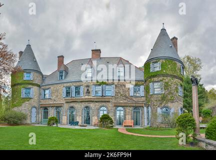 Milford, Pennsylvanie, États-Unis d'Amérique – 2 mai 2017. Maison de style château français du lieu historique national des Gray Towers à Milford, en Pennsylvanie. SLA Banque D'Images