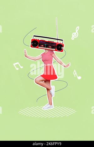 Image de collage vertical de la personne excitée dansant vintage boom Box au lieu de la tête isolée sur fond peint Banque D'Images