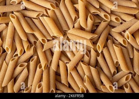 Pâtes de grains entiers non cuites. Les pâtes de penne crues. Vue de dessus. Banque D'Images