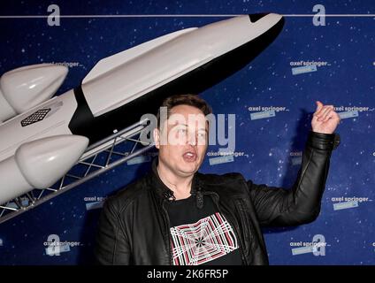 CLASSÉ - 01 décembre 2020, Berlin: Elon Musk, chef de la société spatiale SpaceX et chef de la direction de Tesla, arrive à la cérémonie du Prix Axel Springer. La société spatiale SpaceX de Musk a averti qu'elle pourrait ne plus être en mesure de couvrir les coûts d'exploitation de son service Internet par satellite pendant la guerre en Ukraine, selon un rapport des médias américains. « Nous ne sommes pas en mesure de faire don d'équipements de réception supplémentaires à l'Ukraine ou de financer indéfiniment les terminaux existants », a cité jeudi soir (heure locale) le diffuseur CNN dans une lettre de septembre de la société aux États-Unis Ministère de la Défense. (Vers le rapport dpa : SpaceX avertit Banque D'Images