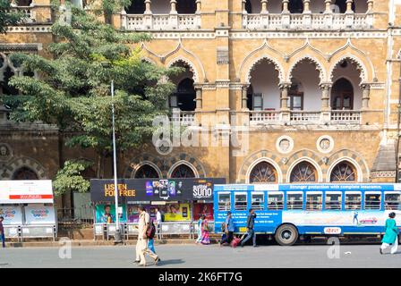 Mumbai, Maharashtra, Inde du Sud, 31th décembre 2019 : bus publics dans la rue Banque D'Images