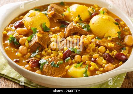 Le Hamin de Cholent juif préparé est Israël comme plat principal pour le repas de Shabbat fait avec du boeuf, de la pomme de terre, des haricots, de l'orge, et plus gros plan dans la casserole sur t Banque D'Images