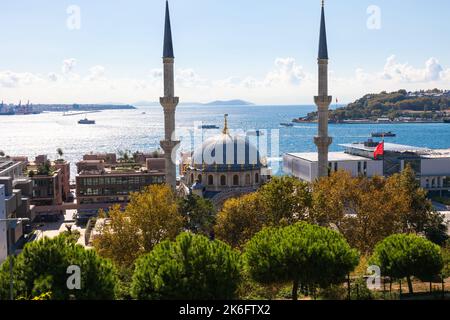 Vue sur Istanbul depuis le quartier de Cihangir. Mosquée Nusretiy et bosphore. Péninsule historique d'Istanbul en arrière-plan. Banque D'Images