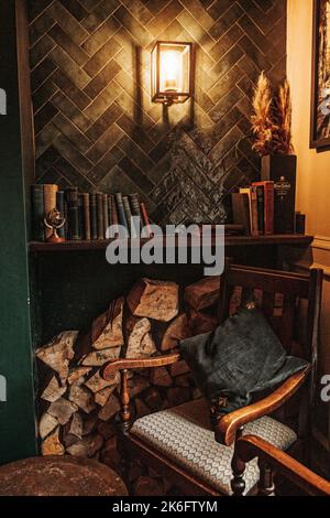 Décoration intérieure rustique de la salle de séjour avec étagère de livres et cheminée Banque D'Images