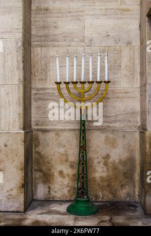 Grand lampadaire de menorah, symbole religieux judaïsme avec une étoile de la décoration de David, debout contre les murs de marbre de fond. Banque D'Images