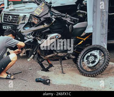Pahang, Malaisie - 24 septembre 2022 réparation de la moto BMW à l'événement Rimba RAID. Banque D'Images
