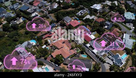 Composite de nombres multiples avec flèche vers le haut et signes de pourcentage sur la vue aérienne de paysage urbain Banque D'Images