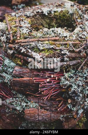 Couronnes de noël faites à la main. Décoration de Noël naturelle. Couronnes de noël traditionnelles en bois et branches d'arbres avec mousse. Forêt dans les détails. Banque D'Images