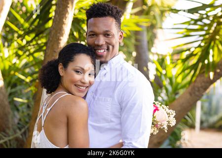 Portrait d'un heureux couple afro-américain se mariant, embrassant pendant le jour du mariage Banque D'Images