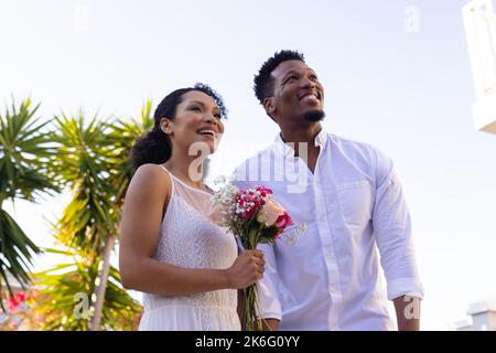 Heureux couple afro-américain se mariant, souriant pendant le jour du mariage Banque D'Images