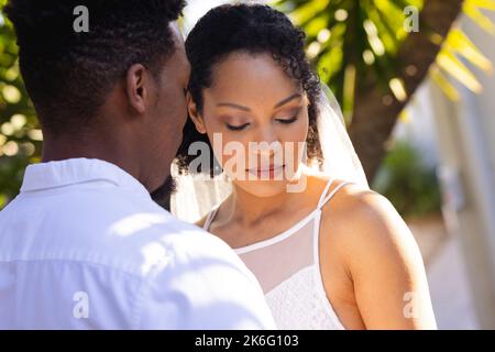 Heureux couple afro-américain se mariant, embrassant pendant le jour du mariage Banque D'Images