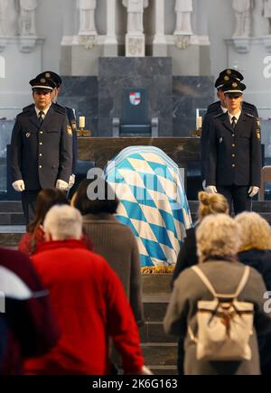 14 octobre 2022, Bavière, Würzburg: Des policiers se tiennent dans la cathédrale à côté du cercueil de l'ancien président du Parlement bavarois Barbara Stamm (CSU). Avant un acte officiel de deuil, les citoyens peuvent dire Au revoir au politicien décédé au cercueil. Photo : Karl-Josef Hildenbrand/dpa Banque D'Images