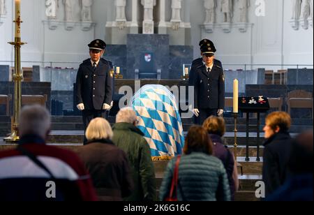 14 octobre 2022, Bavière, Würzburg: Des policiers se tiennent dans la cathédrale à côté du cercueil de l'ancien président du Parlement bavarois Barbara Stamm (CSU). Avant un acte officiel de deuil, les citoyens peuvent dire Au revoir au politicien décédé au cercueil. Photo : Karl-Josef Hildenbrand/dpa Banque D'Images