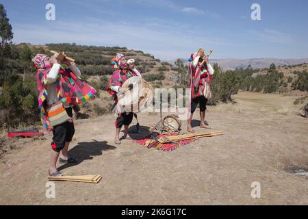 Cusco, Pérou - 1 juillet, 2022: Un groupe de musiciens en robe traditionnelle quechua, se produire pour les touristes dans la Vallée Sacrée sur les Incas Banque D'Images