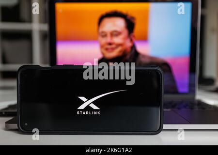 Kaunas, Lituanie - 14 octobre 2022 : logo Starlink à l'écran et Elon Musk en arrière-plan Banque D'Images