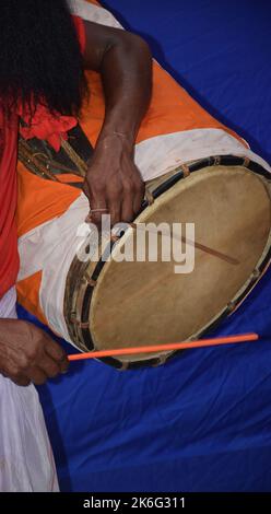 Gros plan de la main du batteur jouant Dhak ou tambour utilisé pendant le festival de Durga Puja Banque D'Images