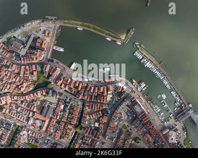 Volendam, pays-Bas. Vue d'ensemble de la ville traditionnelle hollandaise village de pêche bâtiments traditionnels et port. Attraction touristique ciel nuages Banque D'Images