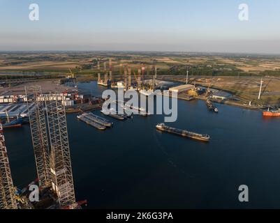 Vlissingen, 8th août 2022, pays-Bas. Port de Vlissingen, quai commercial industriel et chantier naval. Plate-forme et quai du port maritime. Réparation des navires Banque D'Images