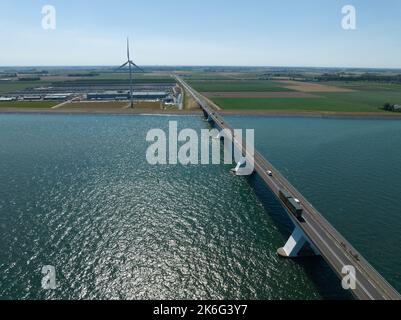 Pont de Zeelandbridge à l'infini dans la vue aérienne de drone de distance. Partie de Delta fonctionne. Infrastructure néerlandaise holland Zeeland. Livraison du transport Banque D'Images