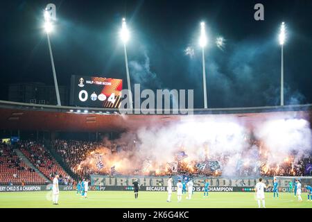 ZURICH, SUISSE - OCTOBRE 6 : fans et supporters du FC Zurich avec feux d'artifice et drapeaux lors du match de l'UEFA Europa League entre le FC Zurich et le PSV Eindhoven au Stadion Letzigrund on 6 octobre 2022 à Zurich, Suisse (photo de Joris Verwijst/Orange Pictures) Banque D'Images
