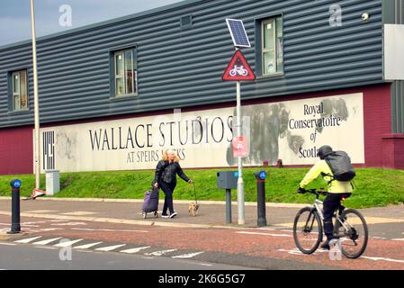 Royal Conservatoire of Scotland Wallace Studios Campus à Speirs Locks. Nouveau système de lumières de pistes cyclable Glasgow, Écosse, Royaume-Uni Banque D'Images