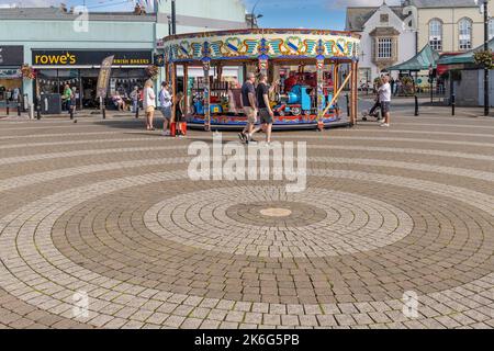 Un petit carrousel pour enfants sur Lemon Quay dans le centre de Truro City, en Cornouailles, au Royaume-Uni. Banque D'Images